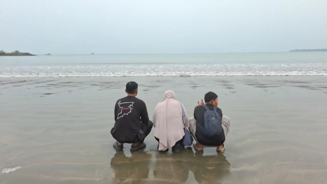 Keluarga Tabur Bunga di Selat Sunda, Doa untuk Lima Jurnalis dan Tiga Kru Kapal Terus Mengalir